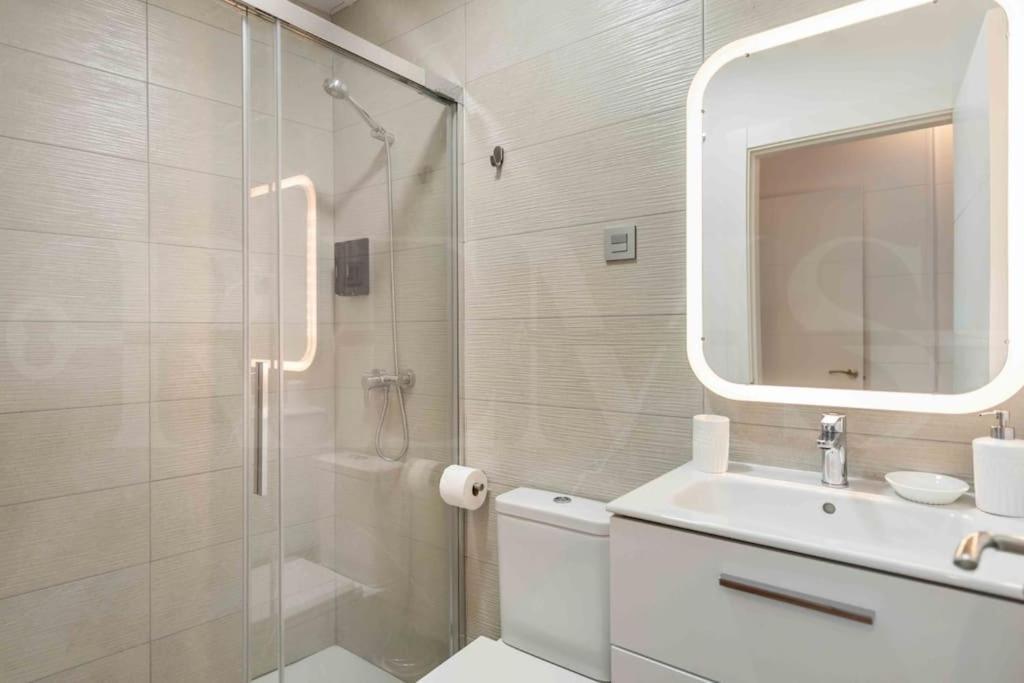 Fresh & Stylish Apartment With Parking By Rems Malaga Exterior photo