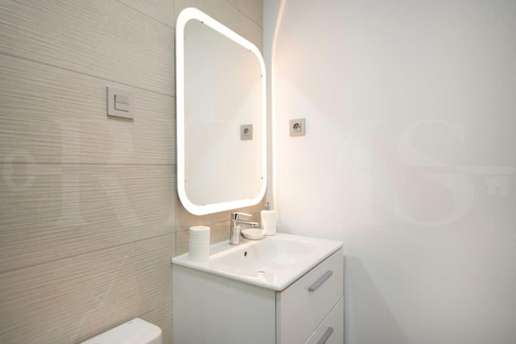 Fresh & Stylish Apartment With Parking By Rems Malaga Exterior photo