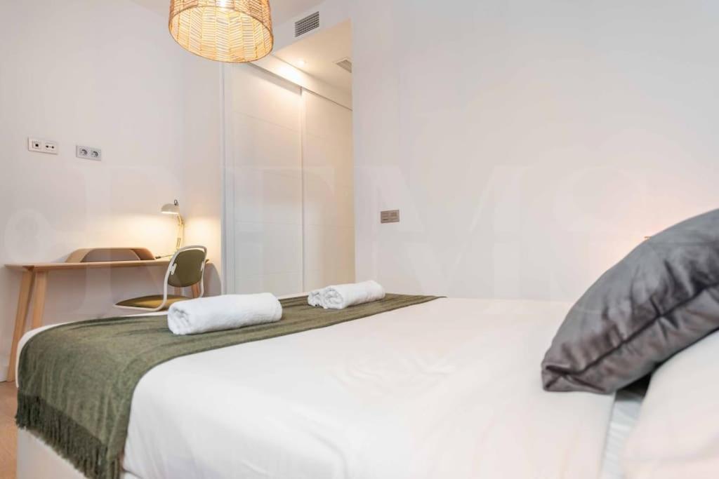 Fresh & Stylish Apartment With Parking By Rems Malaga Exterior photo