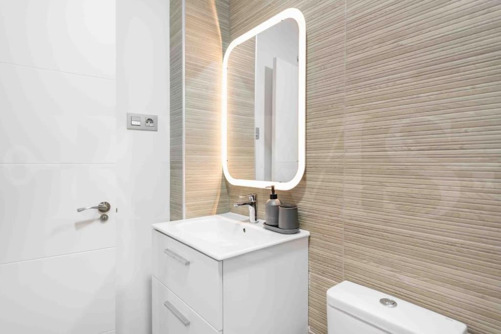 Fresh & Stylish Apartment With Parking By Rems Malaga Exterior photo