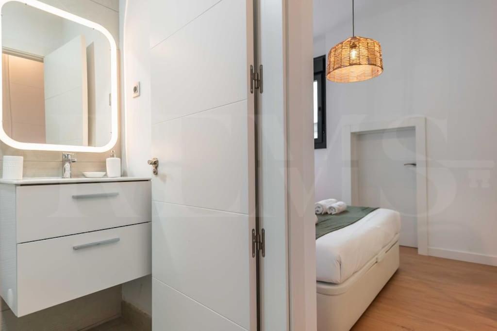 Fresh & Stylish Apartment With Parking By Rems Malaga Exterior photo
